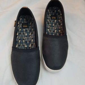 Teva Willow shoes Sz 8 slip ons Gray